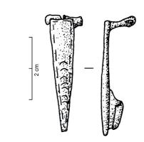 FIB-41902 - Fibule à charnièrebronzeFibule à charnière à arc plat et droit, de section rectangulaire plate, présentant un décor d'incisions niellés.