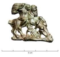 FIB-41916 - Fibule zoomorphe, groupe : cavalier vainqueurbronzeCavalier brandissant une arme dominant un ennemi tombé à terre, une main levée pour implorer la pitié ; barre de sol.