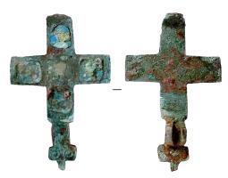 FIB-41946 - Fibule symétrique émailléebronzeFibule à charnière dont l'arc est constitué d'une plaque cruciforme à quatre loges carrées émaillées; pied en forme de tête de reptile stylisée.