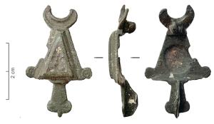 FIB-41953 - Fibule triangulaire émailléebronzeFibule à corps triangulaire présentant une loge unique d'émail, agrémentée d'inclusions de billes de verre; à la tête, lunule émaillée ; pied en tête de reptile stylisée.