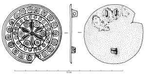 FIB-41954 - Fibule circulaire à décor excisébronzeFibule circulaire, plate, ornée de couronnes concentriques remplies d'une succession de cercles pointés ou oculés ; au centre, motif excisé en étoile. Au revers, sans doute un ressort (traces ferrugineuses) monté sur axe entre deux plaquettes coulées ; porte-ardillon en crochet.