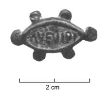 FIB-41959 - Fibule émaillée inscritebronzeBroche de forme ovale, avec des boutons sur le pourtour ; champ unique, avec une inscription se détachant sur le fond émaillé.