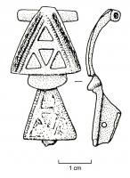 FIB-4231 - Fibule émailléebronzeFibule composée d'un triangle sur pointe vers la charnière, occupé par 2 à 12 loges triangulaires émaillées, avec une légère collerette. Pied orné d'une grande loge ou plusieurs petites logettes triangulaires émaillées.