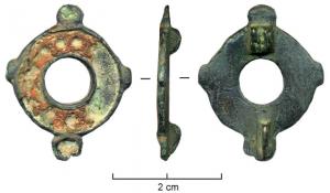 FIB-4340 - Fibule circulaire émailléebronzeFibule circulaire de petite taille, comportant une simple couronne émaillée, avec 4 ou 5 protubérances (têtes d'animal, boutons ou disques émaillés) sur le pourtour.
