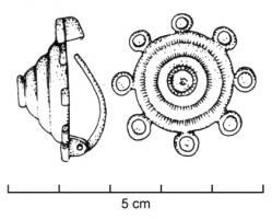 FIB-4402 - Fibule coniquebronzeTPQ : 80 - TAQ : 250Fibule conique, dont la charnière disposée au revers comporte deux plaquettes coulées reliées par un axe en fer. Variante ornée d'un bouton sommital en forme de cône renversé; protubérances circulaires sur le pourtour.