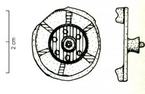 FIB-4404 - Fibule circulaire émailléebronzeTPQ : 125 - TAQ : 300Fibule circulaire, sans appendices ni festons sur le pourtour; décor d'émaux (avec inclusion de millefiori) en couronnes concentriques, appendice central riveté et émaillé.