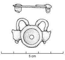 FIB-4422 - Fibule émailléebronzeTPQ : 50 - TAQ : 250Fibule constituée d'un disque sans doute émaillé (rebord), prolongé d'un côté par deux tiges terminées par des glands, qui viennent se rattacher aux bords.