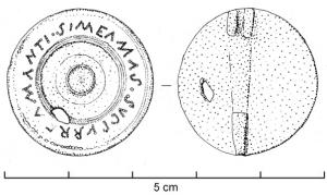 FIB-4432 - Fibule inscritebronzeTPQ : 50 - TAQ : 150Fibule circulaire, ornée de cercles concentriques délimitant une couronne lisse avec inscription ponctuée; étamage; charnière à deux plaquettes. Objets souvent étamés.