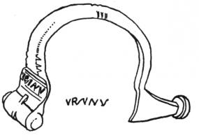 FIB-4456 - Fibule de type Aucissa : DVRNACVSbronzeTPQ : 70 - TAQ : 90Fibule à arc en demi-cercle, bords parallèles et section semi-circulaire, parfois avec une cannelure médiane; tête quadrangulaire échancrée avec estampille moulée parallèle à la charnière, repliée vers l'extérieur : DVRNACVS (parfois DVRNACOS).