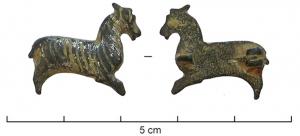 FIB-4466 - Fibule zoomorphe : capridébronzeCapridé à droite, au corps plat, rayé de traits de nielle.