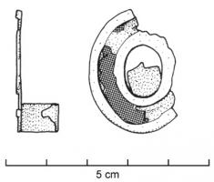 FIB-4472 - Fibule ovale émailléebronzeTPQ : 100 - TAQ : 250Broche ovale, constituée d'une couronne émaillée entourant une loge centrale également ovale (pour émaux).