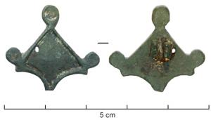 FIB-4567 - Fibule émailléebronzeFibule comportant à la tête une plaque triangulaire émaillée, ornée de trois disques également émaillés.