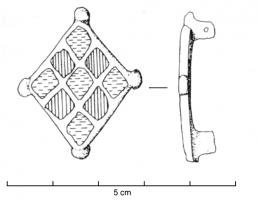 FIB-4587 - Fibule symétrique émailléebronzeTPQ : 150 - TAQ : 250Fibule plate, en forme de losange, la surface entièrement couverte de neuf loges d'émail losangiques..