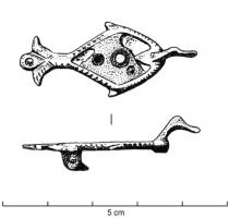 FIB-4621 - Fibule zoomorphe : oiseaubronzeTPQ : 150 - TAQ : 300Fibule zoomorphe émaillée, l'arc ovale creusé d'une loge d'émail avec un triangle réservé derrière le cou; la queue est ornée d'un cercle oculée et d'inscisions, avec un ergot centré parfois transformé en anneau ; la tête seule est en ronde-bosse, mais très stylisée. L'aspect général du corps est plutôt celui d'un poisson, avec deux petits ergots latéraux évoquant des nageoires.
