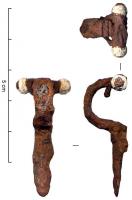 FIB-4677 - Fibule en arbalèteferTPQ : 400 - TAQ : 525Fibule en arbalète à bulbes rapportés (os ?), insérés sur l'axe en fer de la tête. Articulation à ressort.