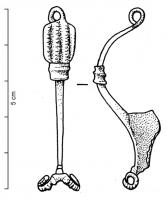 FIB-4714 - Fibule à cornes de bélierbronzeTPQ : -25 - TAQ : 10Fibule à arc rectangulaire, marqué de côtes réincisées, limité vers le pied par une bague rapportée; le pied étroit se termine par deux cornes de bélier soigneusement figurées avec leurs côtes de croissance en relief.