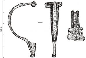 FIB-4720 - Fibule de type AucissabronzeFibule d'Aucissa précoce, comportant un arc souvent creusé d'une gorge médiane, une charnière repliée vers l'intérieur, un pied tendu ou légèrement concave (angle obtus), un bouton terminal plat ou mouluré.
