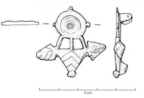 FIB-4757 - Fibule géométrique platebronzeTPQ : 50 - TAQ : 100Fibule plate, dont la charnière, disposée au revers, comporte deux plaquettes coulées reliées par un axe en fer. Arc composé d'un disque orné de cercles concentriques et de 2 boutons latéraux, surmontant deux ajours trapézoïdaux; pied triangulaire à extrémité bouletée et décor végetal, avec deux feuilles stylisées de part et d'autre de la base.