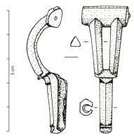 FIB-4789 - Fibule Böhme 26dbronzeFibule à arc bifide (deux bras de section triangulaire), couvre-ressort transversal protégeant un système d'articulation sur axe, sans ornement axial à la tête; porte-ardillon en étui et pied rectangulaire lisse, ou en feuille à deux pans (