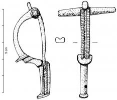 FIB-4790 - Fibule en arbalètebronzeFibule en arbalète de forme précoce, à pied court, arc étroit et bras réduits, aux extrémités rectilignes ou terminés par de simples boutons; le bouton central, lui aussi très réduit, fait corps avec l'arc; le pied, toujours plus court que l'arc, a les côtés facettés , plus rarement encochés; pas de bouton terminal (parfois un simple méplat perpendiculaire).