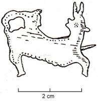 FIB-4931 - Fibule zoomorphebronzeTPQ : 40 - TAQ : 60Fibule plate représentant un animal cornu, la tête retournée vers l'arrière; les contours et l'œil sont figurés par un décor ponctué.