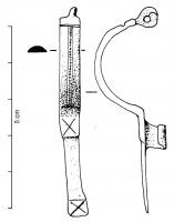 FIB-5016 - Fibule wisigothique de type DuratónbronzeTPQ : 500 - TAQ : 600Fibule en bronze, dont le ressort en fer est passé sur un axe dans la tête percée de l'arc; celui-ci, en arc de cercle, peut comporter une section semi-circulaire ou facettée, et présenter parfois des plages lisses (au sommet), éventuellement gravées. Le pied rectiligne est pourvu d'un petit porte-ardillon en étrier; sa section est comparable à celle de l'arc, et il se termine en général par une plaque gravée, parfois creusée pour un point d'émail.