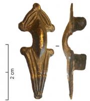 FIB-5018 - Fibule ansée à tête triangulairebronzeFibule ansée à tête triangulaire ornée de trois disques, arc de section triangulaire; pied allongé, de forme également triangulaire ou foliacé, parfois orné d'un disque à la pointe.
