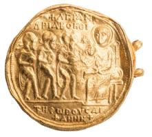 FIB-5318 - Fibule byzantine monétiformeorFibule monétiforme, utilisant une monnaie réelle ou un médaillon circulaire de type monétaire, sous laquelle on a soudé une charnière et un porte-ardillon.