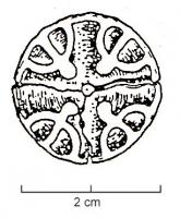 FIB-6029 -  Fibule circulaire émaillée, Kreuzemailfibel formes atypiquesbronzeTPQ : 900 - TAQ : 1050Fibule circulaire à décor émaillé inscrit dans un cercle, en forme de croix de Malte; variétés diverses, non classées.