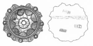 FIB-6126 - Fibule circulaire émailléebronzeFibule discoïdale composée d'une plaque ronde équipée, au centre, d'un cylindre rapporté servant à maintenir un médaillon composé d'émaux cloisonnés (motifs variés, de type radial : croix, étoile...) avec des loges séparées par des fils rapportés; il y a quelques cabochons de verre sur le pourtour plat et large, souvent découpé en festons. Ressort sur axe entre deux plaquettes rapportées; porte-ardillon étroit et rapporté, en crochet.