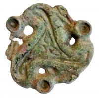 FIB-6129 - Fibule à motifs zoomorphesbronzeBroche de composition triangulaire, à base de motifs curvilignes, d'inspiration peut-être zoomorphe; devant chaque tête un cabochon qui a pu être émaillé ou serti.