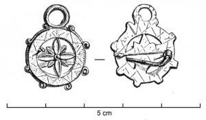 FIB-7003 - Fibule à médaillonplombFibule circulaire, équipée d'une bélière latérale; elles est ajourée et comporte tout autour un bandeau orné de dents-de-loup; au centre, fleuron à 4 pétales superposé à un autre plus petit. Revers hachuré.