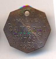FIS-9006 - Plaque fiscale pour chien : CambraibronzePlaque octogonale percée d'un trou, avec une inscription moulée : VILLE DE CAMBRAI / CHIENS / 1924  et au-dessus de la date, un numéro estampé.