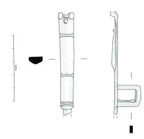 FMC-4026 - Moraillon de coffretbronzeTPQ : 1 - TAQ : 400Fermoir au corps longiligne et fin constitué de trois parties plus ou moins bombées séparées, chacune, par un sillon transversal. Une de ses extrémités conserve le dispositif de fixation de l'objet à son support. L'autre extrémité, beaucoup plus étroite est rompue. En dessous du corps de l'objet est également présente une bélière fixée perpendiculairement au plan du fermoir dans le sens de sa longueur.