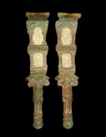 FMC-4036 - Moraillon de coffret à décor d'osbronzeMoraillon moulé, la partie supérieure occupée par l'évocation d'une façade à deux niveaux, surmontée d'un arc, avec deux plaques d'or sculpté insérées dans les niches ; figures divines, en pied et en buste.