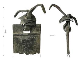FMC-4041 - Moraillon de coffretbronzeFermoir (ou moraillon) de coffret, de forme rectangulaire et rectiligne, perforé au sommet pour l'articulation à crampon ; décor incisé de plumes en forme d'écailles.