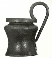 GOB-3012 - Kyathos a rocchettobronzeForme cylindrique concave, col étranglé, paroi verticale et concave, ouverture circulaire avec bord retombant et généralement orné d'une frise d'oves; anse surélevée, fixée par brasure sur la lèvre et dans la partie inférieure de la panse.