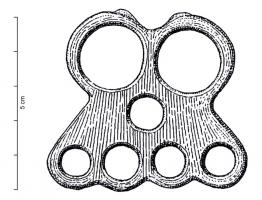 IND-1037 - Plaque ajouréebronzePlaque subtrapézoïdale comportant plusieurs ajours circulaires : rangée de quatre ajours identiques en partie inférieure, un ajour de même diamètre en partie centrale, deux ajours de grand diamètre en partie sommitale.