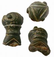 IND-3010 - Objet à identifierbronze, ferExtrémité d'un objet plat en fer, dont l'angle est coiffé d'un embout mouluré terminé par un bouton à décor plastique figurant un triscèle.