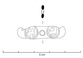 IND-3036 - Objet à identifierbronzePièce allongée avec deux médaillons monétiformes estampés de part et d'autre d'une perforation centrale ; extrémités redressées.