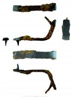 IND-3093 - Objet indéterminéferBande de fer massive et recourbée en angle obtus, traversée par deux clous fichés dans des sens opposés. Vestiges de bois sur une face.