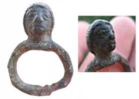 IND-4017 - Bouton à anneau...?bronzeAnneau d'où émerge une tête coiffée au bol (ou la tête couverte d'un bonnet).