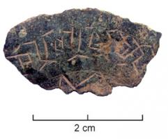 IND-6002 - Objet à identifierbronzeDisque en tôle; sur une bande externe, inscription gravée (lettres gothiques en double trait).