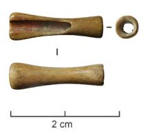 IND-8003 - Indéterminé (appeau ?)osSection d'os creux, partiellement tranchée sur une moitié de la longueur, polie.