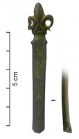 IND-9023 - Manche ?bronzeTige plate terminée à une extrémité par une fleur de lis.
