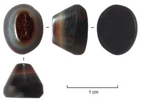 INT-4016 - Intaille : insecte, fourmipierreIntaille en agate rubanée à trois couches ; en forme de cône tronqué ; fourmi gravée sur le dessus.