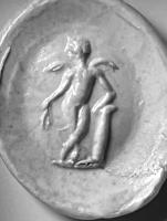 INT-4065 - Intaille : Eros debout
pierre dure
TPQ : 200 - TAQ : 300
Intaille figurant Eros debout, accoudé à une colonne, tenant un objet indéterminé (épi, rameau ?).