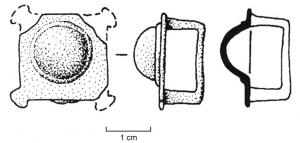 JHA-4003 - Passant de harnaisbronzePassant constitué d'une plaque carrée ornée d'une bossette hémisphérique, creuse à l'arrière ; fleurons ou anneaux dans les angles; bélière rectangulaire à l'arrière.