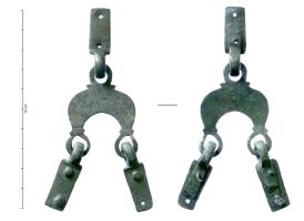 JHA-4064 - Jonction de harnaisbronzeJonction de harnais composé d'un corps central en forme de lunule, avec trois bélières encore pourvues de leurs agrafes rectangulaires.