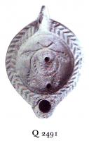 LMP-41083 - Lampe Loeschcke VIII Couronne EPMANIOterre cuiteLampe ronde court bec. Médaillon décoré d'une couronne de chêne. Epaule décorée de feuille de palme. Marque EPMANIO.